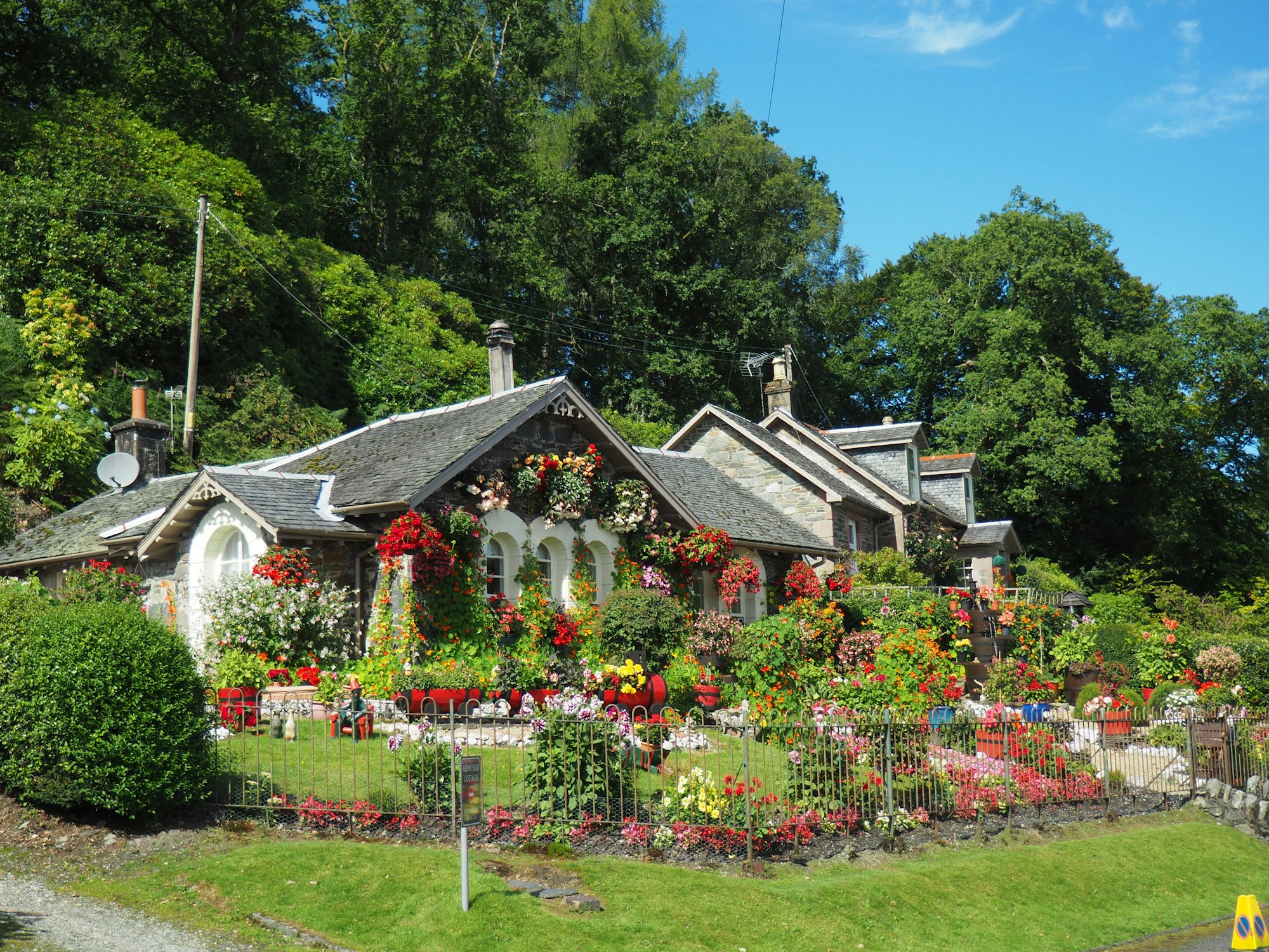 Casa con jardín lleno de flores